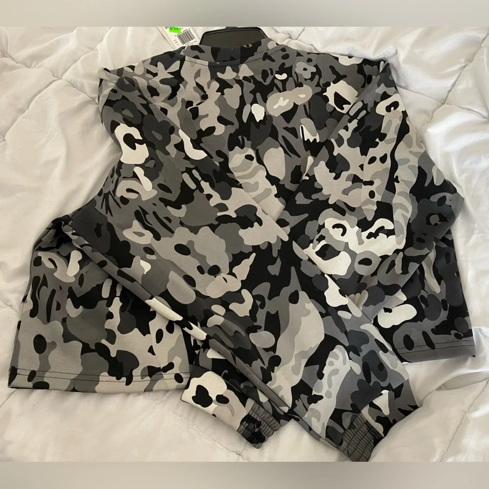 Adidas Black and Grey Camo Sweatshirt. Size Large - Picture 4 of 8